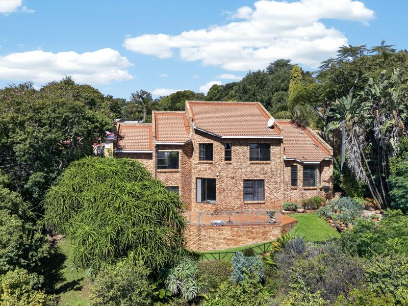 NORTHFACING WITH A VIEW - 5 Bedrooms 3 Baths PLUS Study - Photo 1