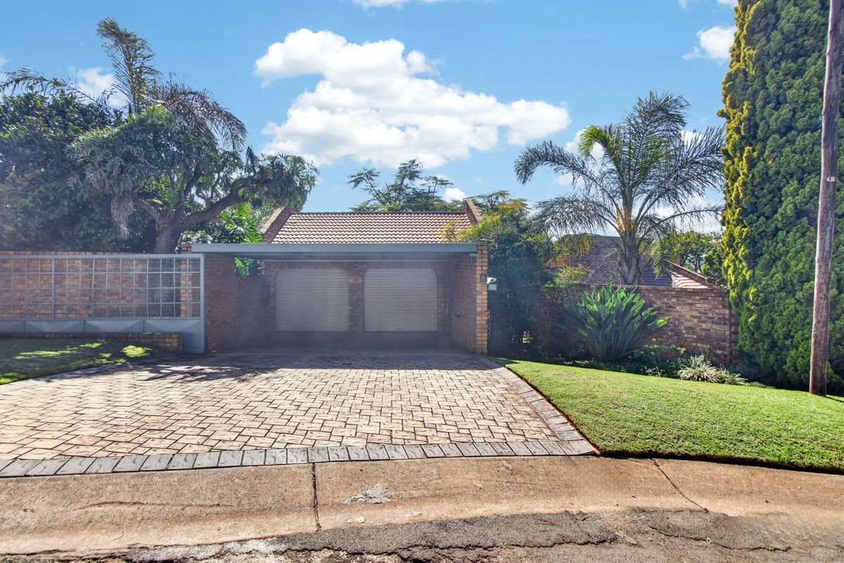 Roodekrans Family Home - 5 Bedrooms 3 Baths PLUS Study - Photo 2
