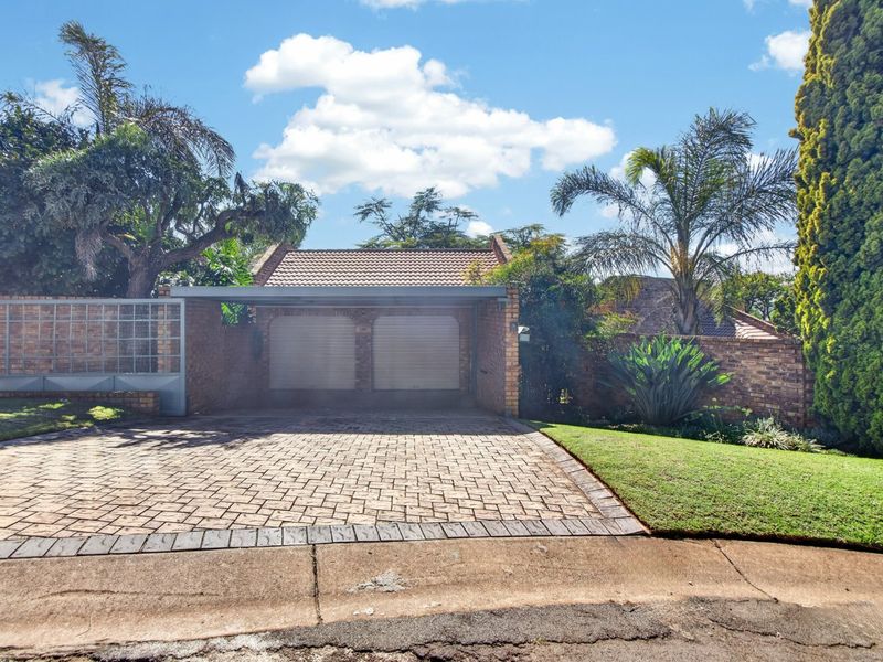 Roodekrans Family Home - 5 Bedrooms 3 Baths PLUS Study - Photo 2