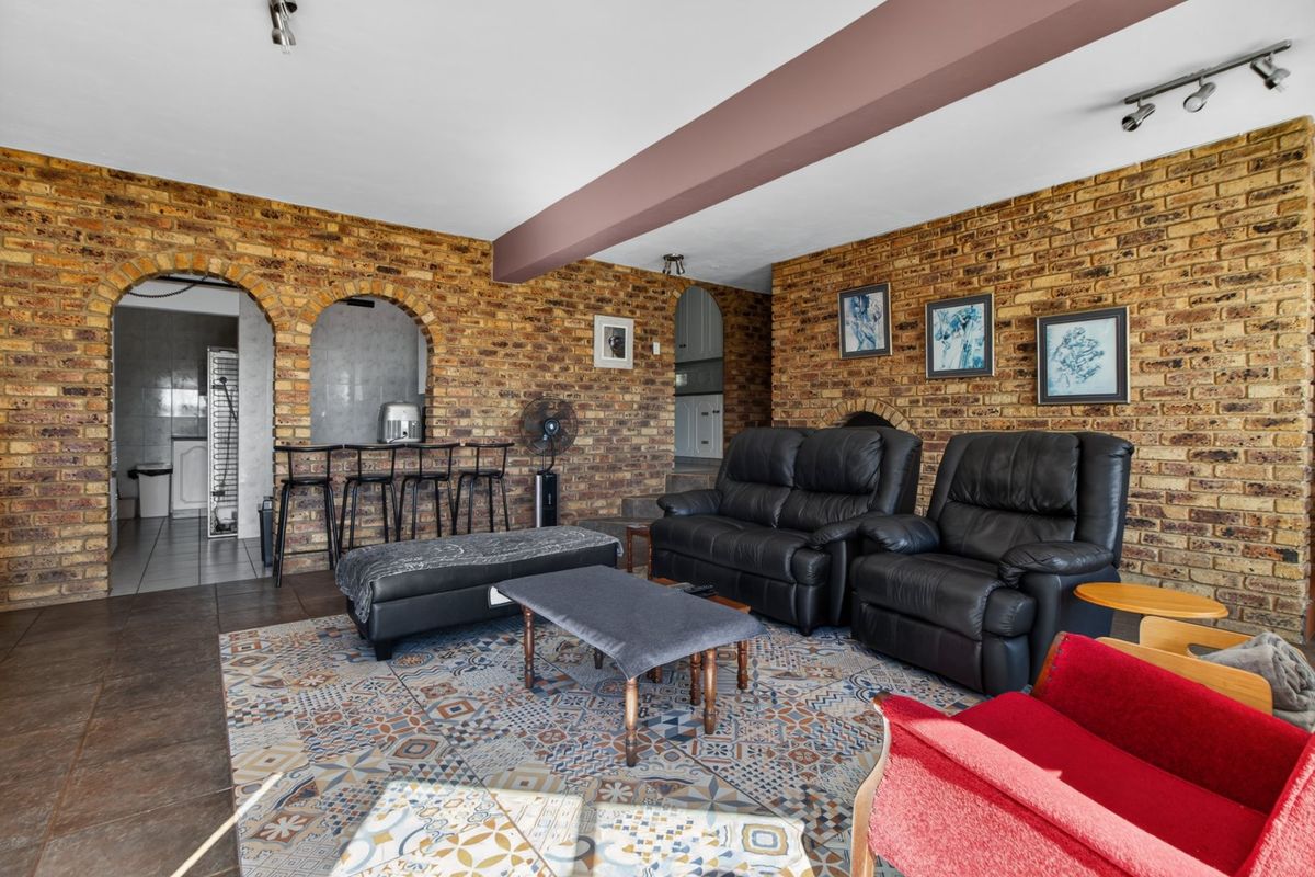 Roodekrans Family Home - 5 Bedrooms 3 Baths PLUS Study - Photo 5