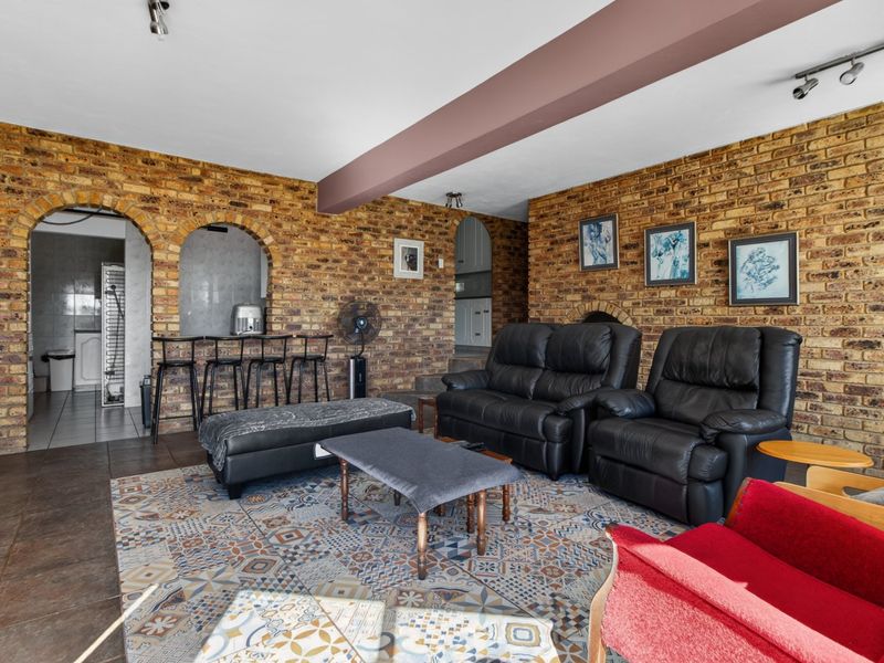 Roodekrans Family Home - 5 Bedrooms 3 Baths PLUS Study - Photo 5