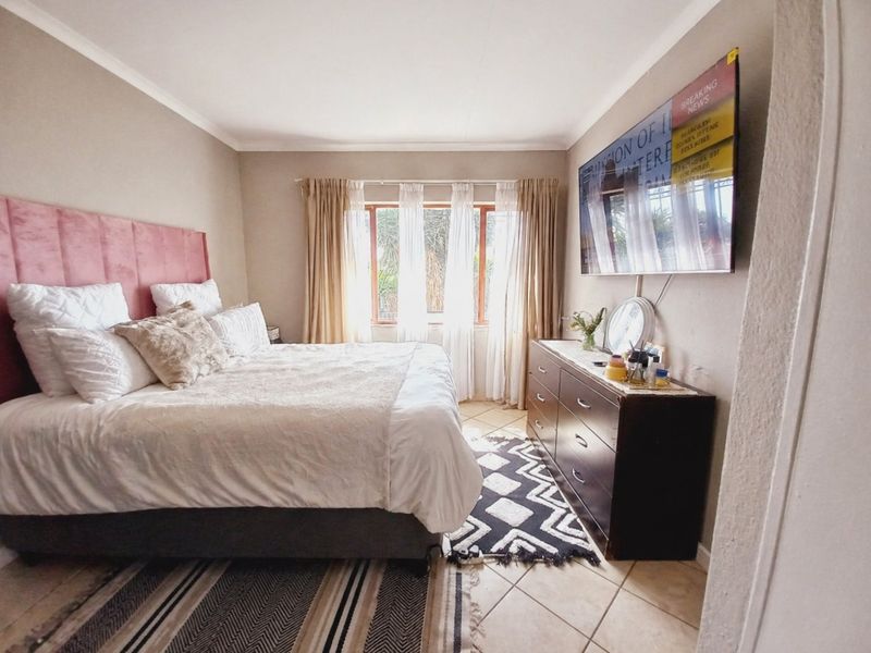 Chic North Facing Townhouse in Klopperpark - Photo 10
