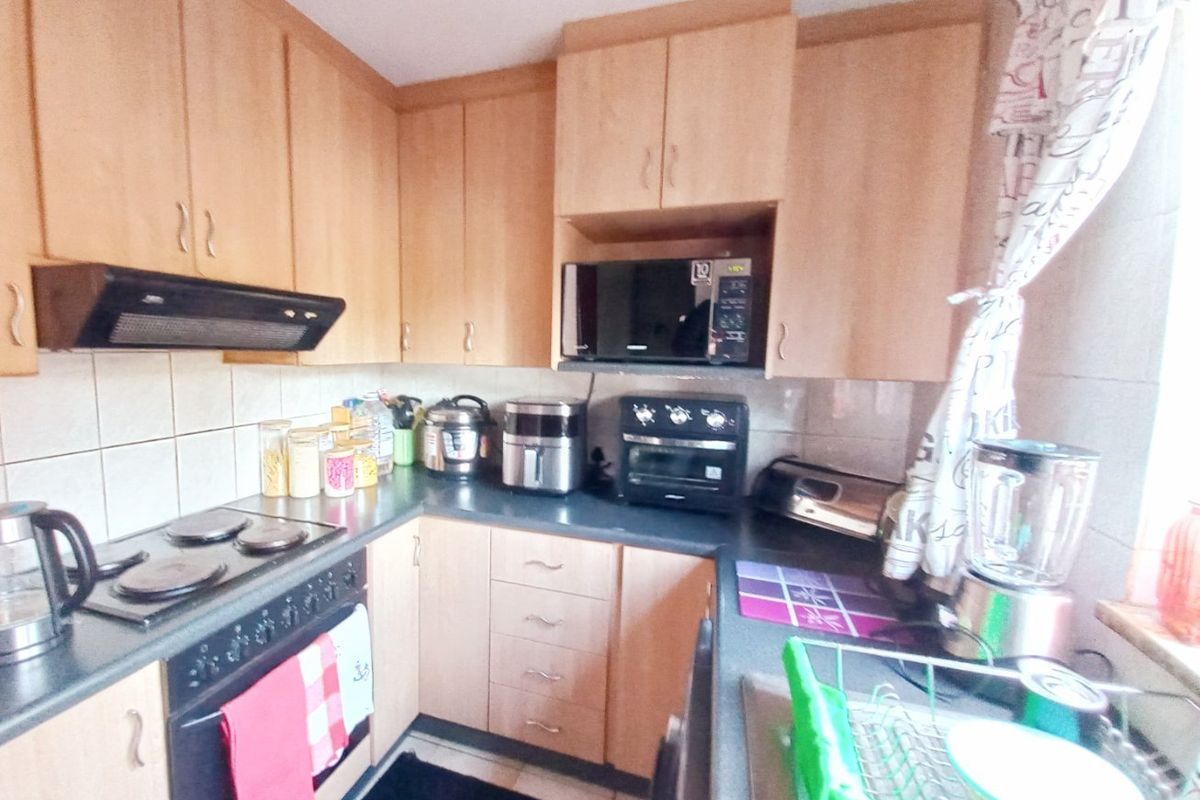 Chic North Facing Townhouse in Klopperpark - Photo 2