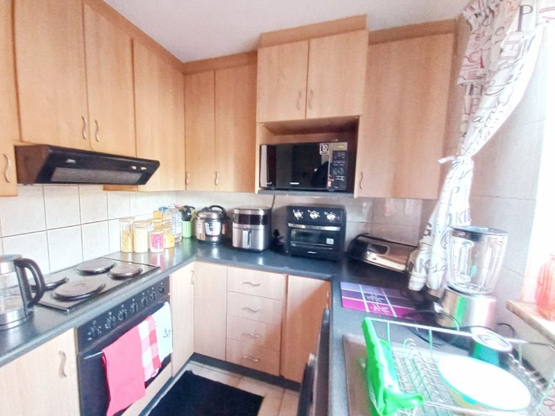 Chic North Facing Townhouse in Klopperpark - Photo 2