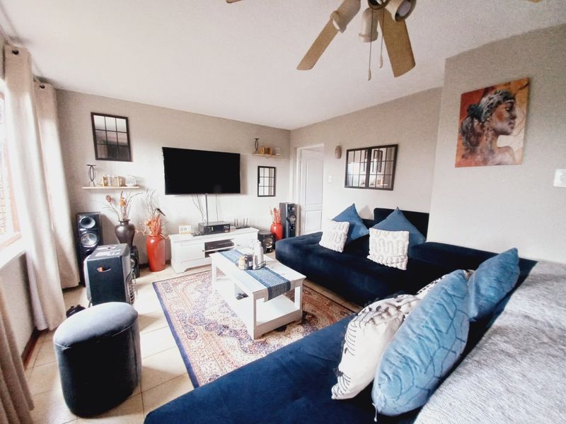 Chic North Facing Townhouse in Klopperpark - Photo 8