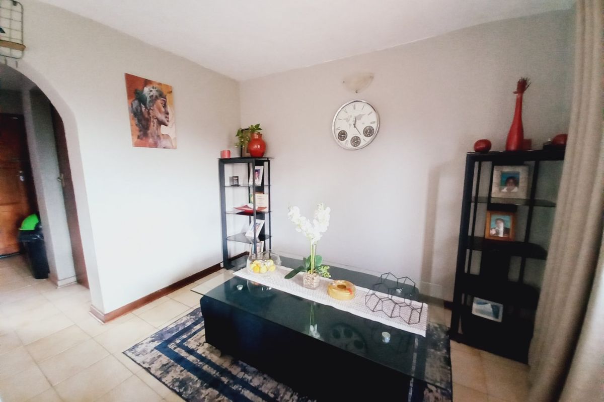 Chic North Facing Townhouse in Klopperpark - Photo 4