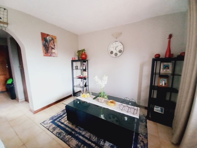 Chic North Facing Townhouse in Klopperpark - Photo 4