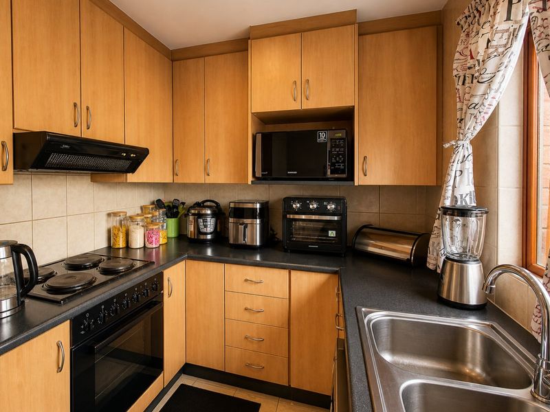 Chic Klopperpark Townhouse with Private Garden! - Photo 4