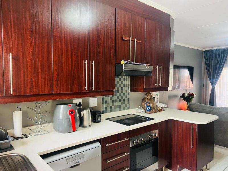 2 bed 1 Bath Ground Floor Unit - Photo 3