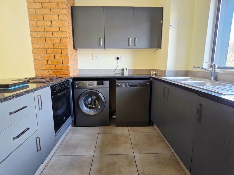 Modern Ground Floor Living in Waterfall Ridge, Midrand - Photo 2