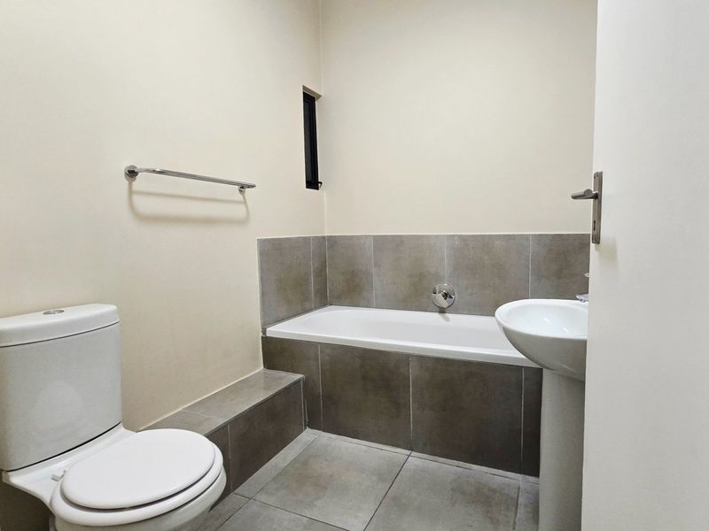 Modern Ground Floor Living in Waterfall Ridge, Midrand - Photo 8