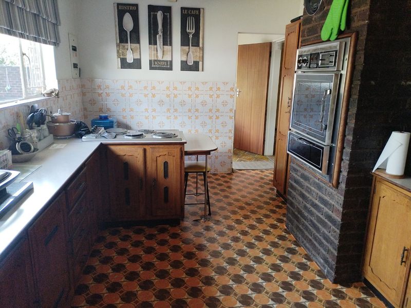 4 Bedroom House for Sale in Petersfield  - Photo 8