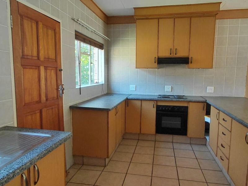 Spacious 2-Bedroom Townhouse in Secure Wilkoppies Complex – Ideal Lock-Up-and-Go - Photo 5