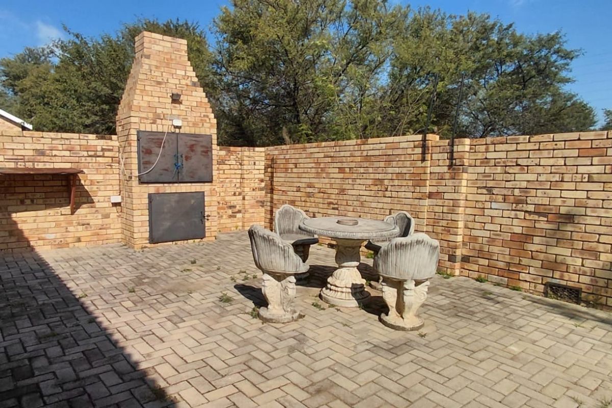 Spacious 2-Bedroom Townhouse in Secure Wilkoppies Complex – Ideal Lock-Up-and-Go - Photo 2