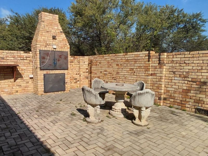 Spacious 2-Bedroom Townhouse in Secure Wilkoppies Complex – Ideal Lock-Up-and-Go - Photo 2