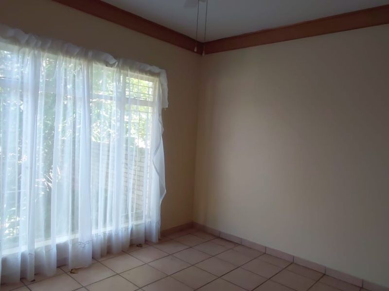 Spacious 2-Bedroom Townhouse in Secure Wilkoppies Complex – Ideal Lock-Up-and-Go - Photo 10