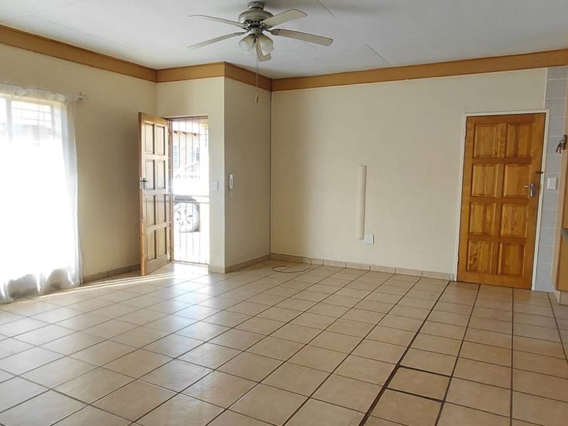Spacious 2-Bedroom Townhouse in Secure Wilkoppies Complex – Ideal Lock-Up-and-Go - Photo 9