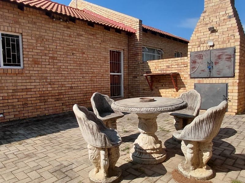 Spacious 2-Bedroom Townhouse in Secure Wilkoppies Complex – Ideal Lock-Up-and-Go - Photo 3