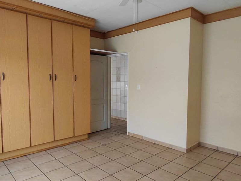 Spacious 2-Bedroom Townhouse in Secure Wilkoppies Complex – Ideal Lock-Up-and-Go - Photo 8