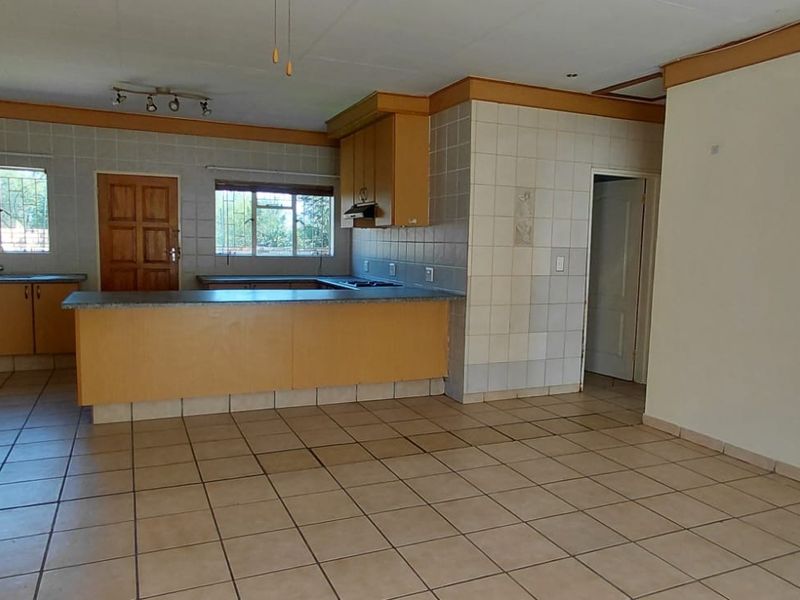 Spacious 2-Bedroom Townhouse in Secure Wilkoppies Complex – Ideal Lock-Up-and-Go - Photo 7