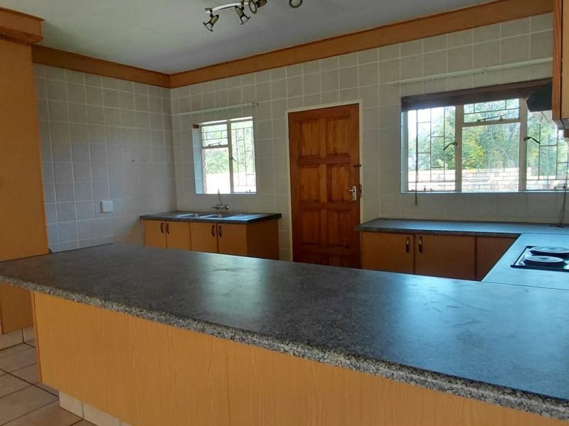 Spacious 2-Bedroom Townhouse in Secure Wilkoppies Complex – Ideal Lock-Up-and-Go - Photo 6
