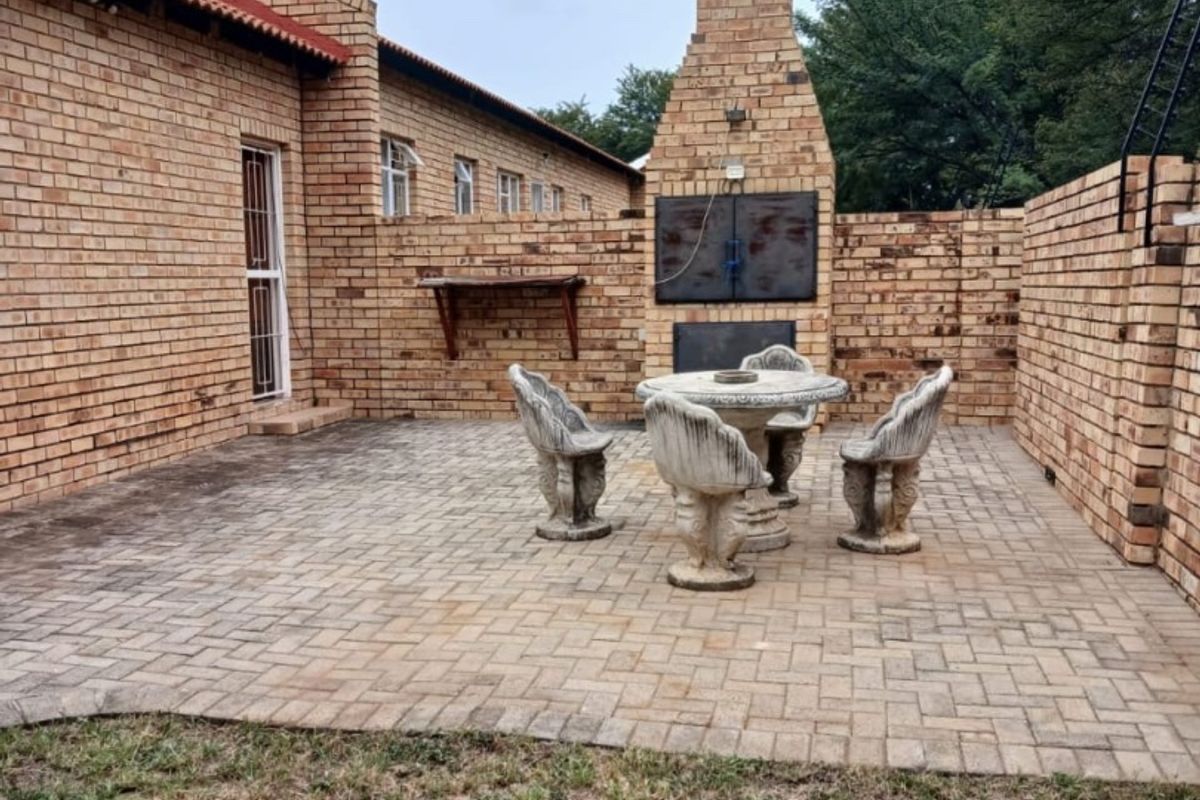Spacious 2-Bedroom Townhouse in Secure Wilkoppies Complex – Ideal Lock-Up-and-Go - Photo 4
