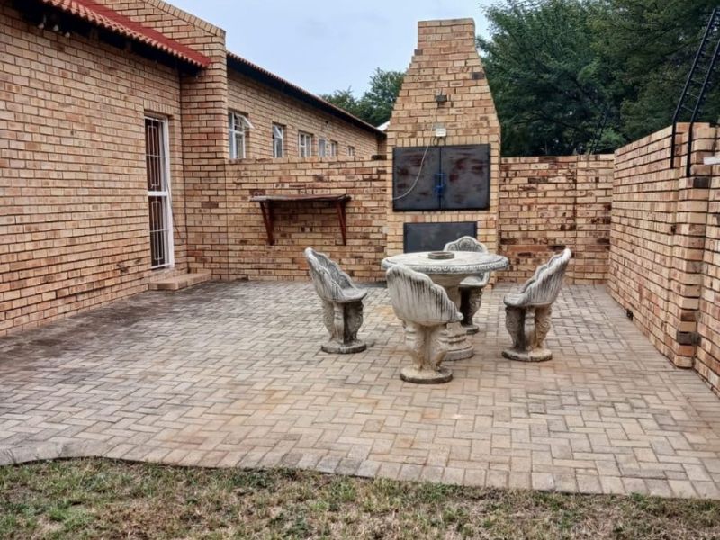 Spacious 2-Bedroom Townhouse in Secure Wilkoppies Complex – Ideal Lock-Up-and-Go - Photo 4