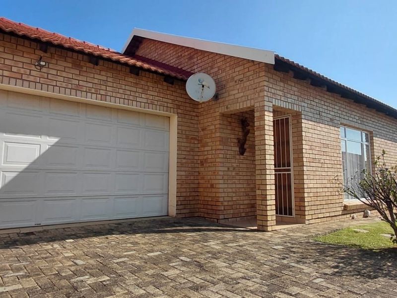 Spacious 2-Bedroom Townhouse in Secure Wilkoppies Complex – Ideal Lock-Up-and-Go - Photo 1