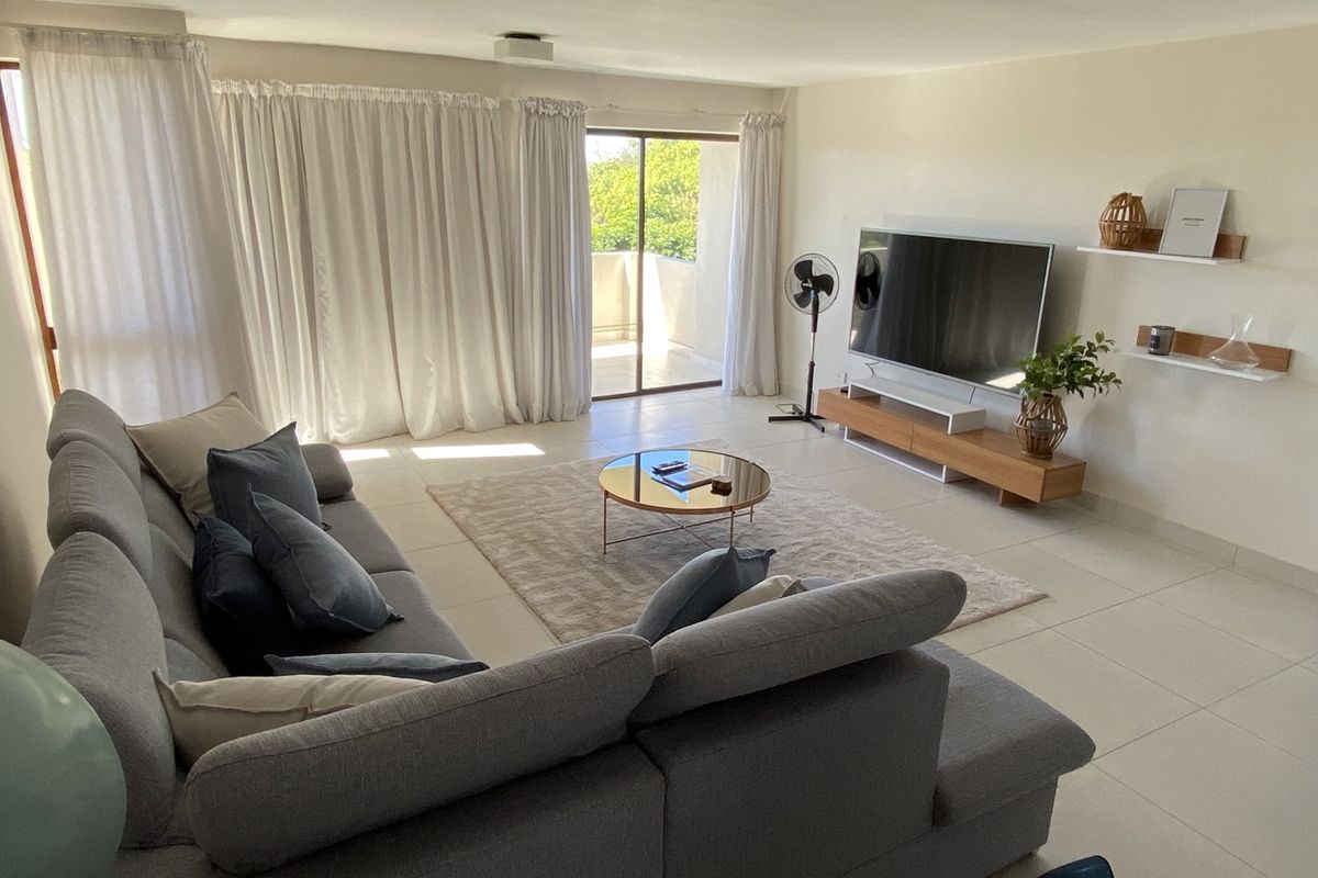 Spacious & Sunny 4-Bedroom Retreat with Panoramic Mountain Views - Photo 3