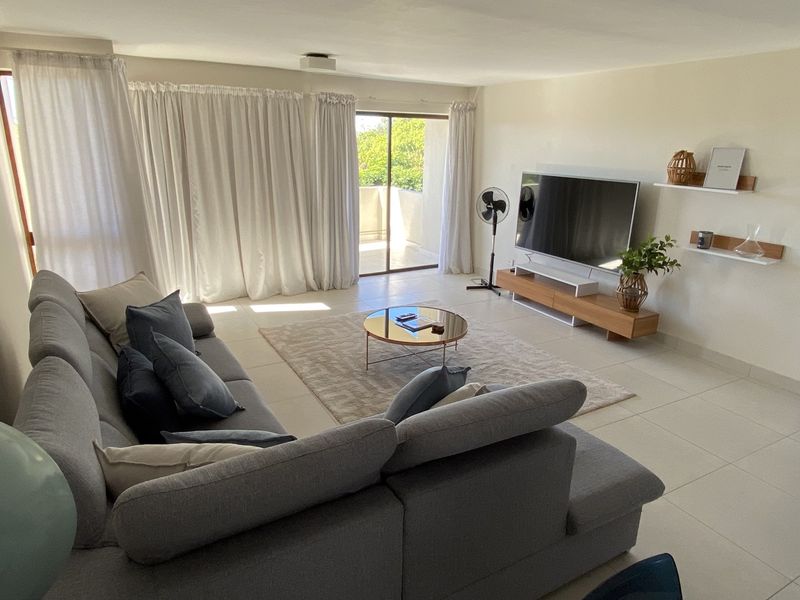Spacious & Sunny 4-Bedroom Retreat with Panoramic Mountain Views - Photo 3