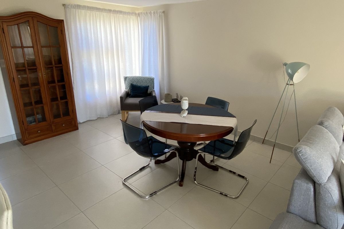 Spacious & Sunny 4-Bedroom Retreat with Panoramic Mountain Views - Photo 5
