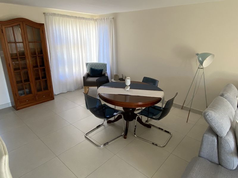 Spacious & Sunny 4-Bedroom Retreat with Panoramic Mountain Views - Photo 5