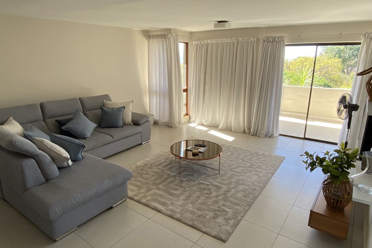 Spacious & Sunny 4-Bedroom Retreat with Panoramic Mountain Views - Photo 4
