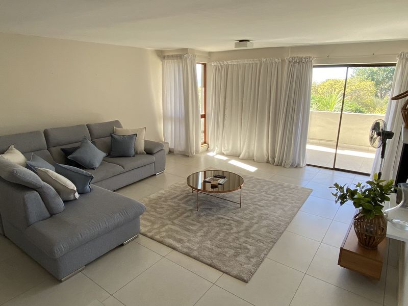 Spacious & Sunny 4-Bedroom Retreat with Panoramic Mountain Views - Photo 4
