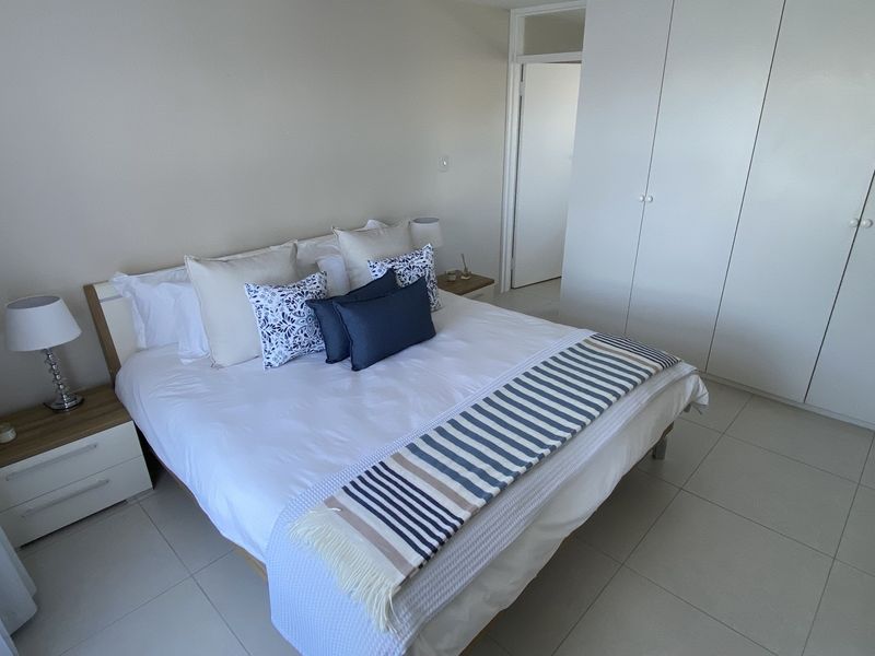 Spacious & Sunny 4-Bedroom Retreat with Panoramic Mountain Views - Photo 10