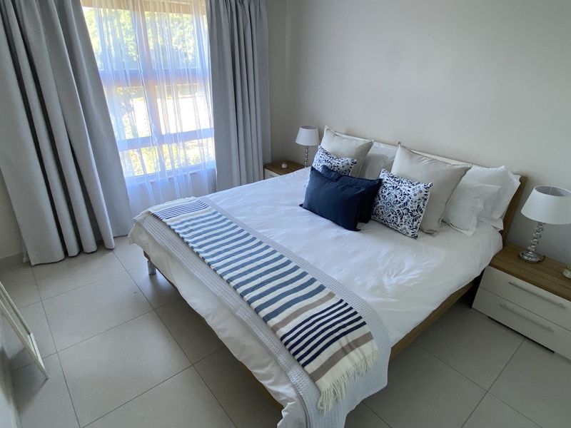 Spacious & Sunny 4-Bedroom Retreat with Panoramic Mountain Views - Photo 9