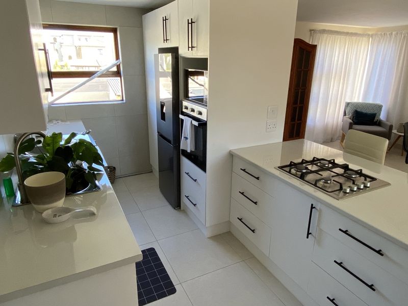 Spacious & Sunny 4-Bedroom Retreat with Panoramic Mountain Views - Photo 8