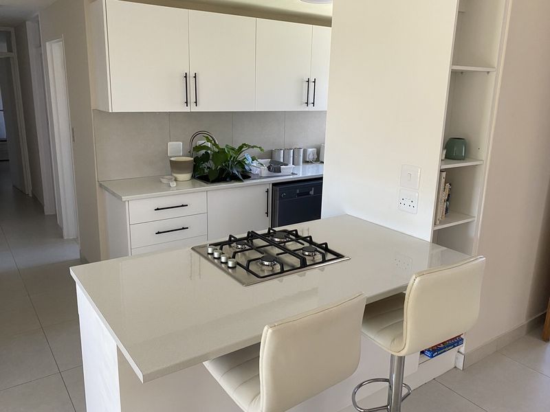 Spacious & Sunny 4-Bedroom Retreat with Panoramic Mountain Views - Photo 7