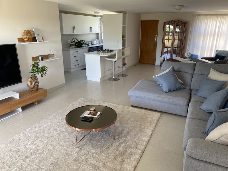 Spacious & Sunny 4-Bedroom Retreat with Panoramic Mountain Views - Photo 6
