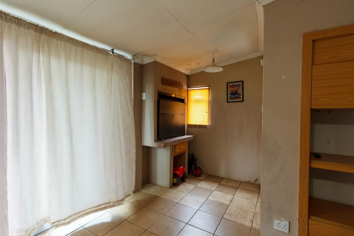 Charming Family Home with Cottage & Classic Finishes in Roodepoort North - Photo 4