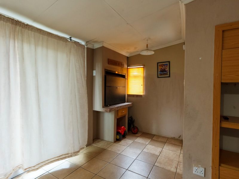 Charming Family Home with Cottage & Classic Finishes in Roodepoort North - Photo 4