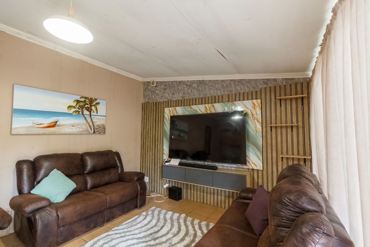 Charming Family Home with Cottage & Classic Finishes in Roodepoort North - Photo 2