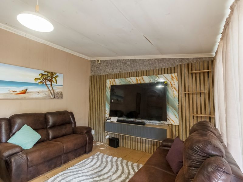 Charming Family Home with Cottage & Classic Finishes in Roodepoort North - Photo 2
