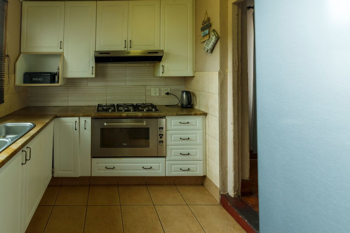 Charming Family Home with Cottage & Classic Finishes in Roodepoort North - Photo 5