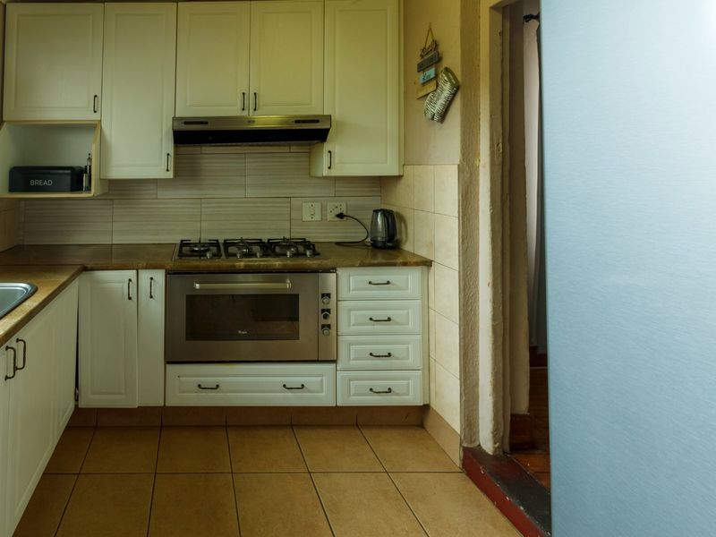 Charming Family Home with Cottage & Classic Finishes in Roodepoort North - Photo 5