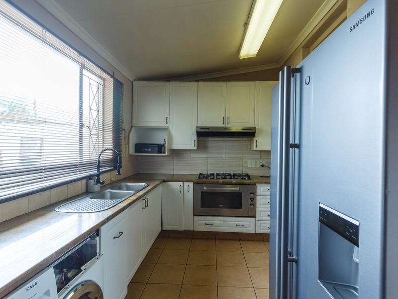 Charming Family Home with Cottage & Classic Finishes in Roodepoort North - Photo 7