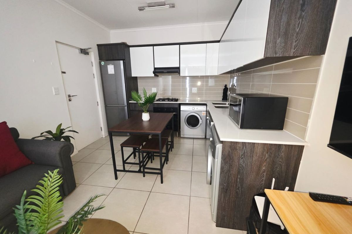 Furnished 1 bedroom Apartment available - Photo 3