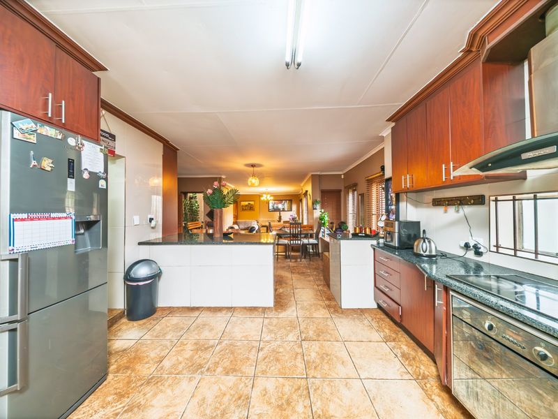 3 Bedroom House For Sale in Edenvale Central - Photo 10