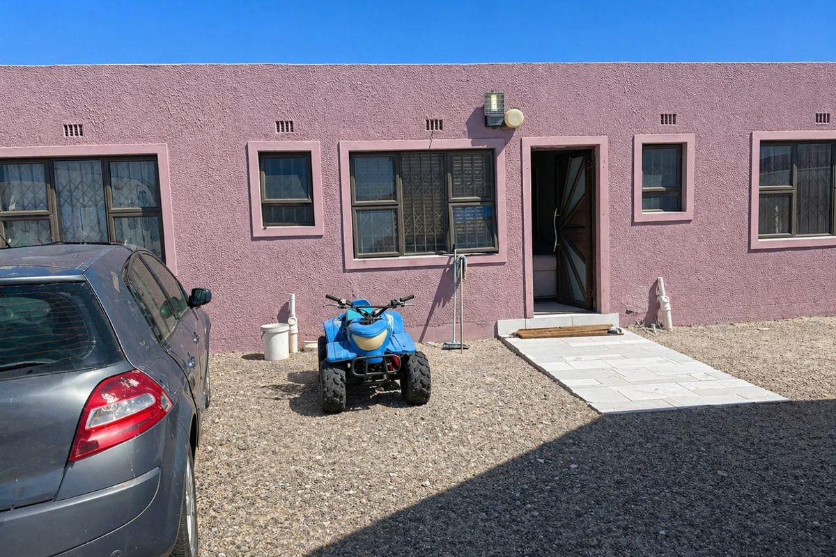 Prime Single Residential house with huge vacant land  - Photo 2