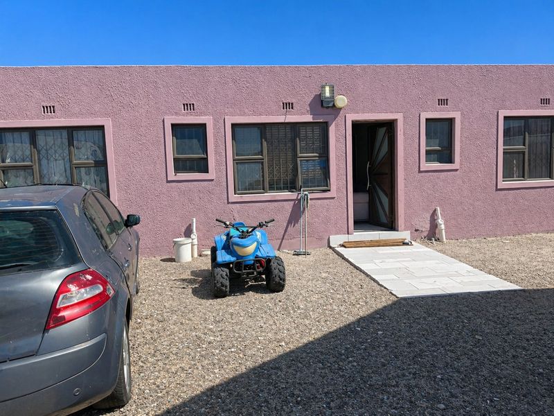 Prime Single Residential house with huge vacant land  - Photo 2
